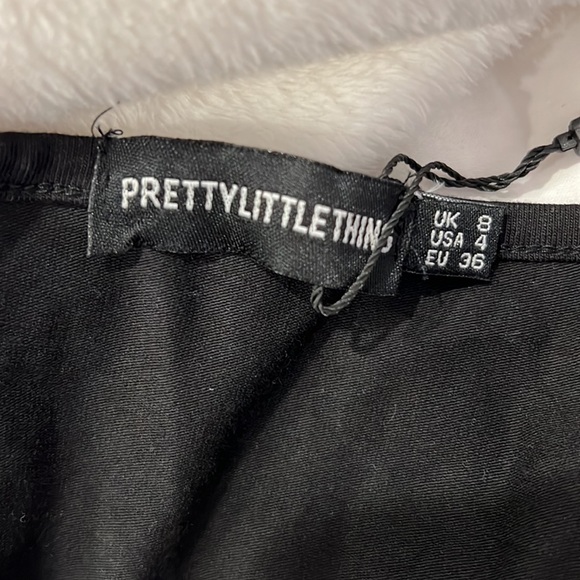 PRETTYLITTLETHING basic black v neck long sleeve crop top - Picture 2 of 3